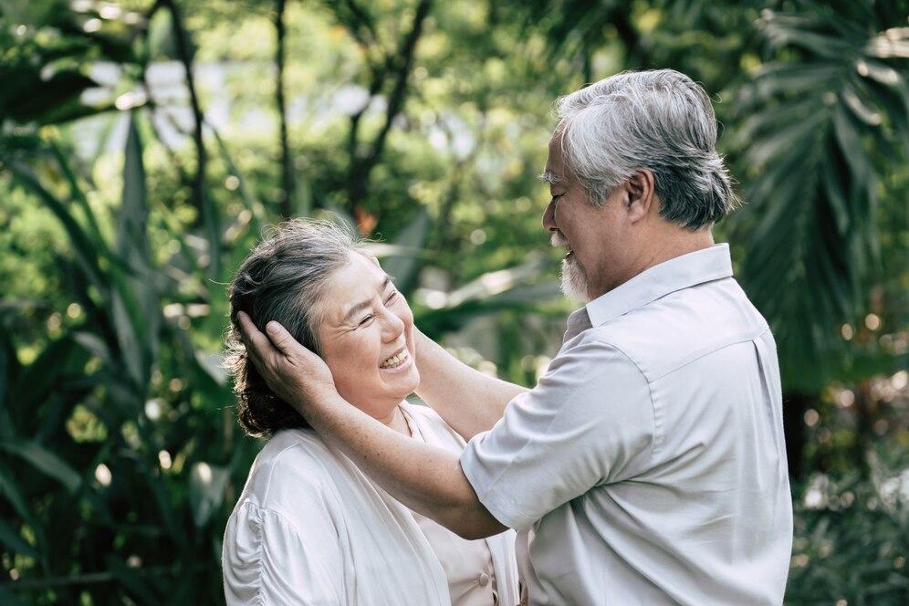 ภาพประจำตำแหน่งของผู้สูงอายุที่พิเศษบรรจงยิ้มในห้องแสงแดดถูกแต่งหน้าด้วยประทัศน์ของความทรงจำที่แฝงอยู่และที่รักในอุดมคติ.